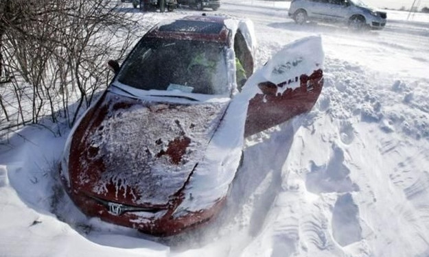 В Запорожской области автомобили вызволяли из снежных заносов