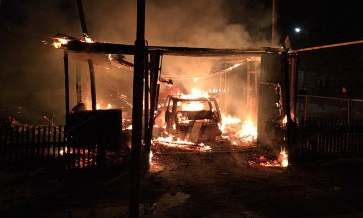 В Запорожском гараже сгорели три автомобиля 