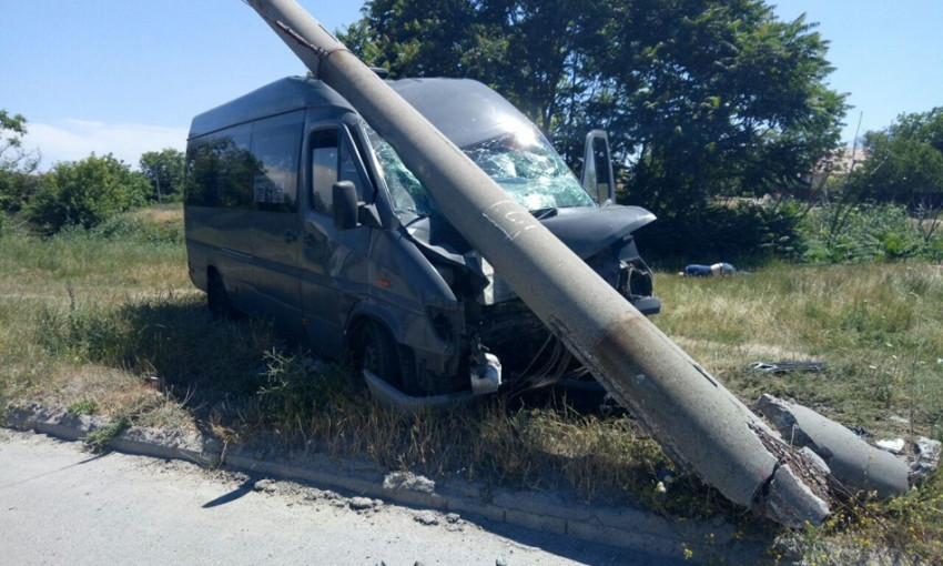 ДТП на Осипенковском: маршрутка сбила пешехода и влетела в столб (ФОТО)