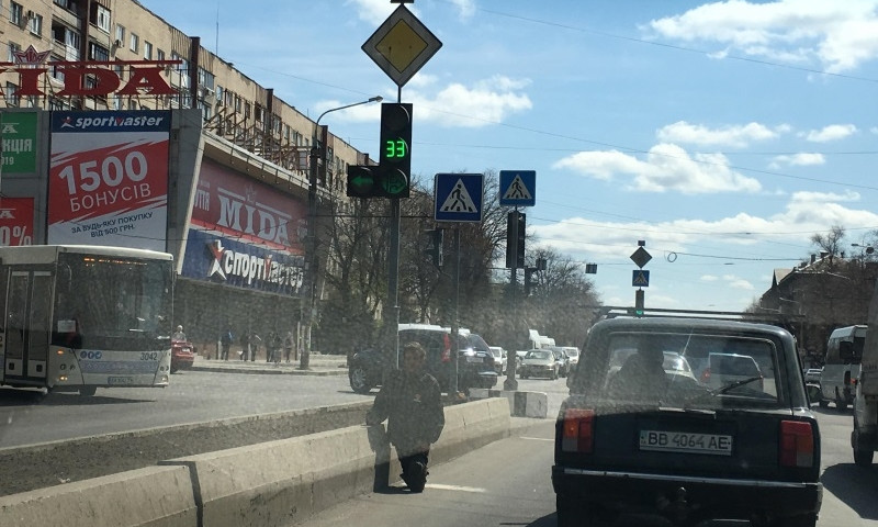 В Запорожье попрошайничает мужчина с надписью на одежде "Russia"