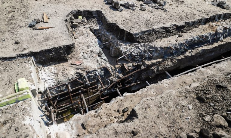 В Запорожье во время ремонта плотины нашли огромную трещину плиты (ФОТО)
