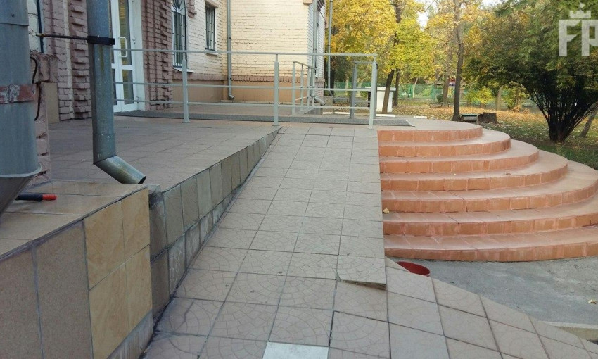 В Запорожской поликлинике установили пандус с препятствиями