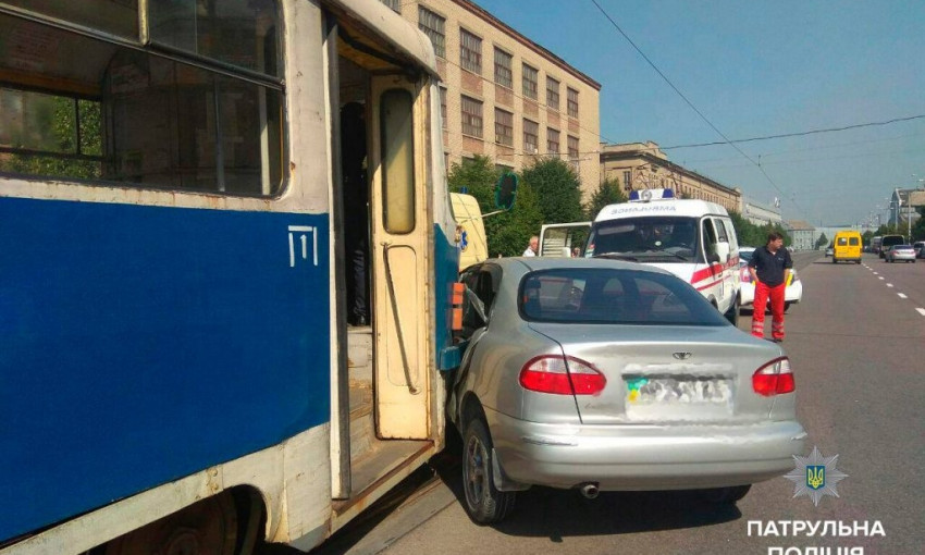 Возле вокзала не разминулись "Ланос" и трамвай (ФОТО)