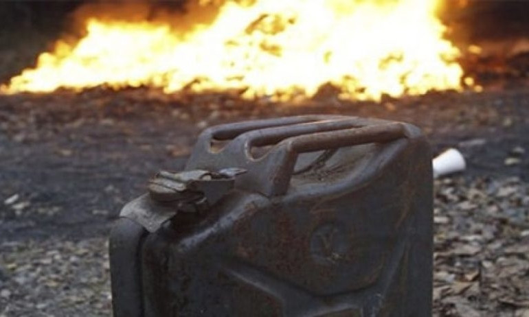 В Запорожье пьяный мужчина собирался сжечь свою семью