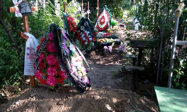 На запорожских кладбищах умерших хоронят на чужих могилах и в переходах между ними (ФОТО)