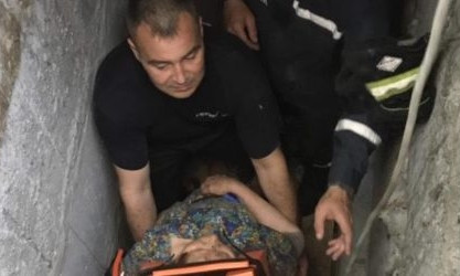 В Запорожье спасали женщину, упавшую в подвал (ФОТО)