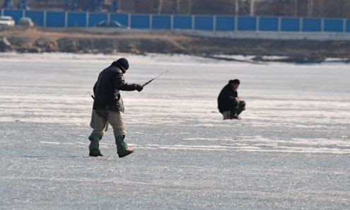 Двоих рыбаков льдина отнесла далеко от берега