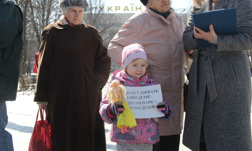 В Запорожье провели митинг в защиту парка Яланского  (ФОТО)