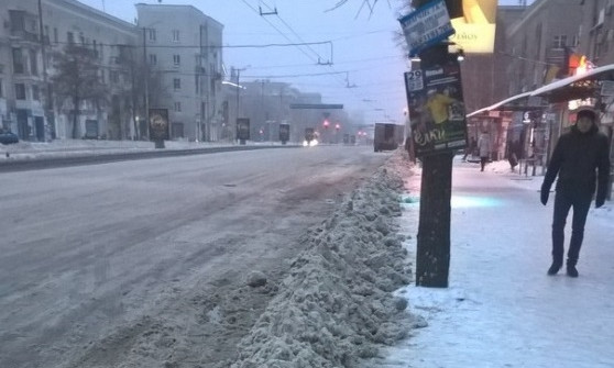 Снежный экстрим: пешеходы преодолевают полосу препятствий