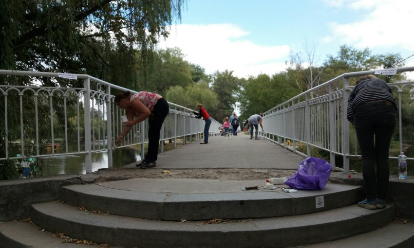 Запорожские мамы облагородили мост в «Дубовке»