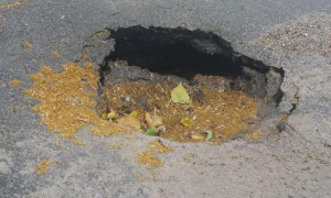 Фотофакт: В центре Запорожья посреди дороги - огромная яма
