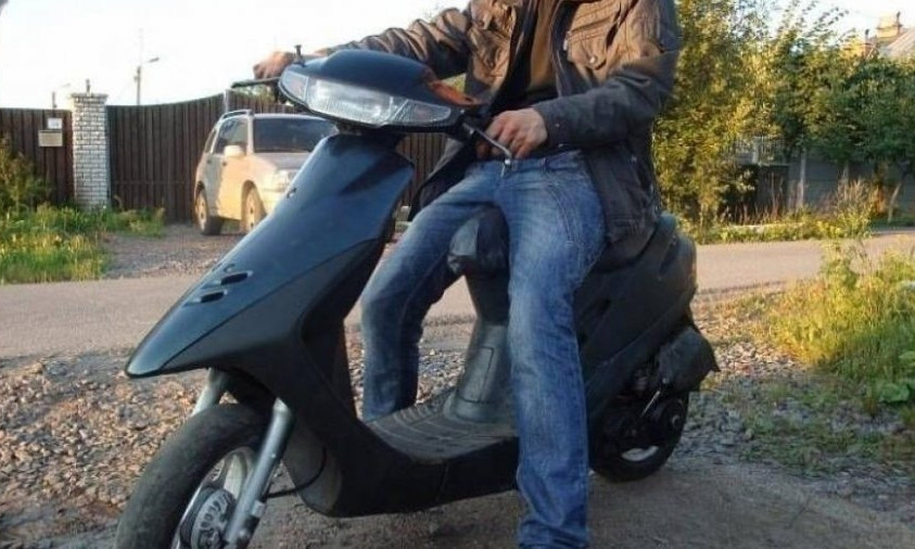 Житель Запорожской области угнал из магазина скутер 