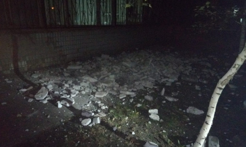 В Запорожье огромный 200-килограммовый кусок плитки и цемента чуть не убил военного (ФОТО)