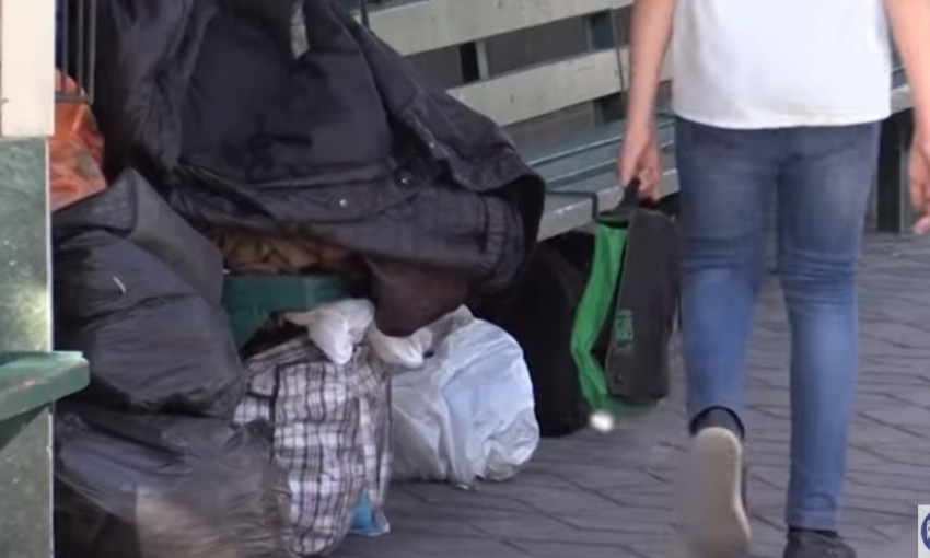 Бомжи прочно обосновались на остановке транспорта: Журналистам удалось пообщаться с бездомными (ВИДЕО)