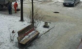 Запорожцы жалуются на коммунальщиков, которые вместо дороги ремонтируют лед