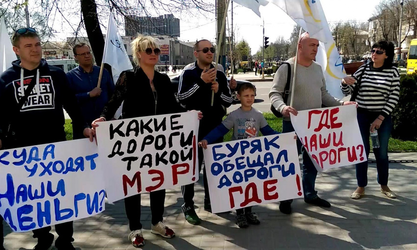 В сети появилось видео протеста запорожцев против бездорожья в городе