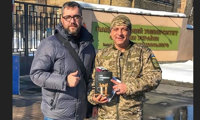 Президент Порошенко читает книгу о запорожском батальоне (ФОТО)