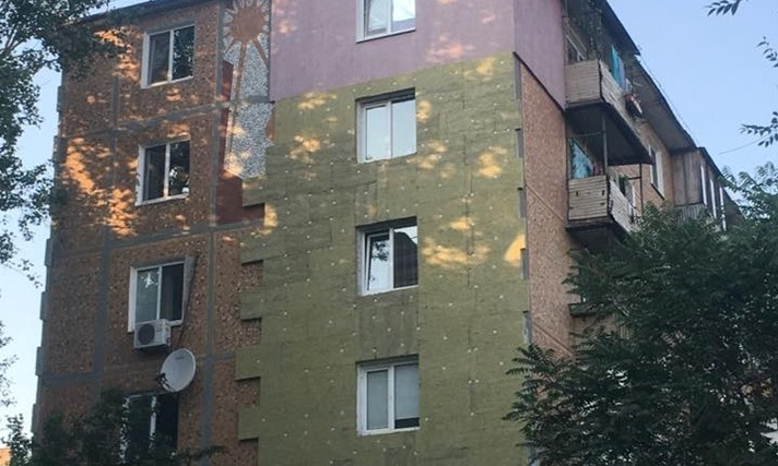 Фотофакт: В Запорожье многолетнюю мозаику на многоэтажке закрыли утеплителем