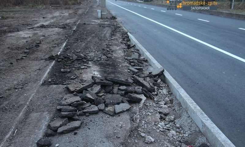Новую дорогу в Запорожье открыли с испорченными тротуарами и остановкой