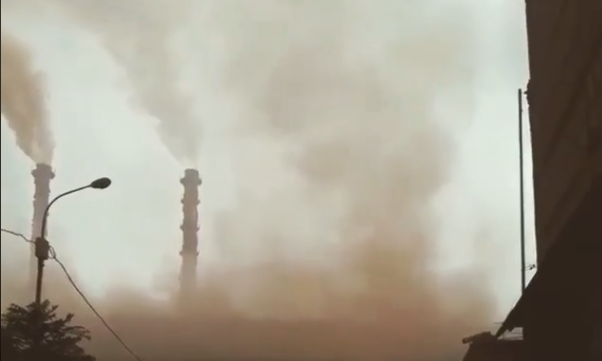 Сотрудники одного из запорожских предприятий-гигантов показали едкий дым выбросов на видео