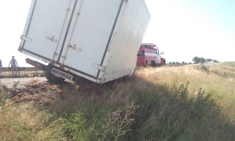 В Запорожской области грузовик съехал в кювет (ФОТО)