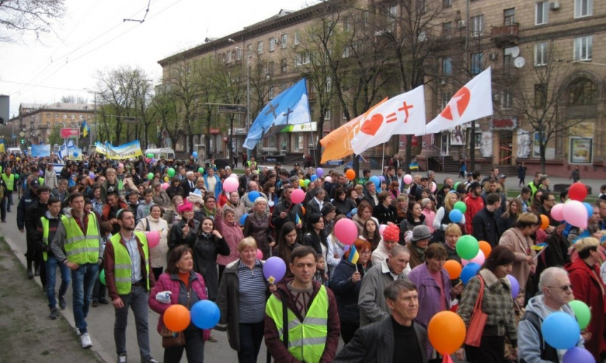 В центре Запорожья прошло массовое шествие христиан
