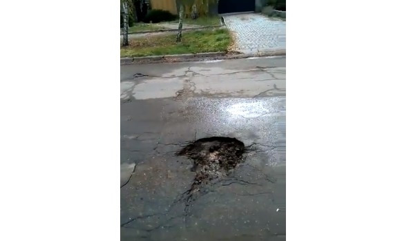 "Вот так зарывают наши деньги, которые мы платим за ремонт дорог" - Запорожец показал, как проходит ямочный ремонт (ВИДЕО)