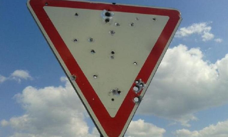 Под Запорожьем неизвестные расстреляли дорожный знак из автомата (ФОТО)