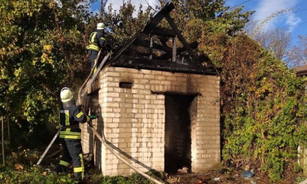 В Запорожье 9 спасателей боролись с огнем (ФОТО)