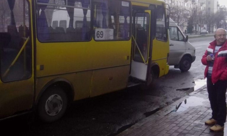 В Запорожье не поделили дорогу две маршрутки с пассажирами (ФОТО)