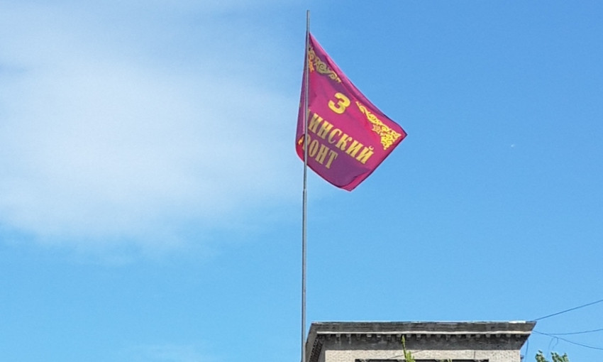 Фотофакт: В центре Запорожья подняли красный флаг