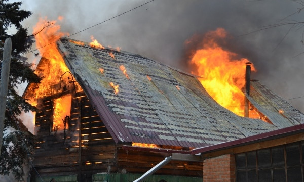 Пожар лишил домовладельцев крыши