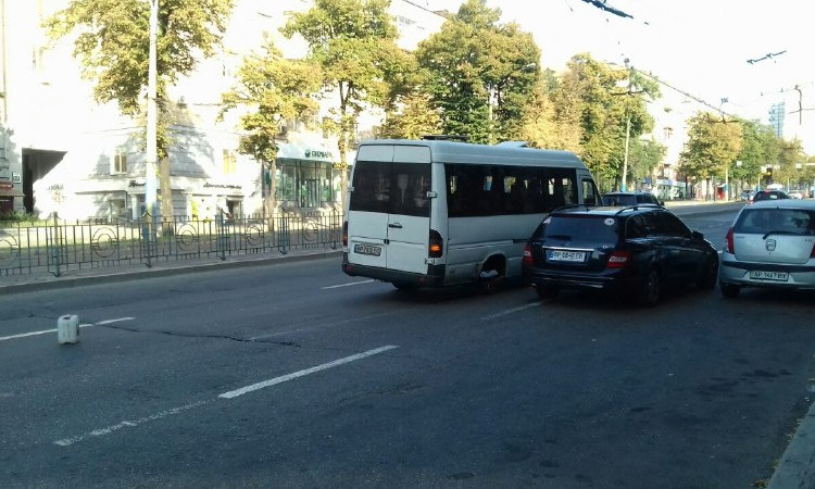На Соборном проспекте замечена маршрутка без колеса (ФОТО)