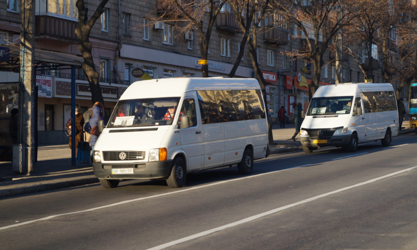 В Запорожье на остановке произошла драка между водителем маршрутки и АТОшником