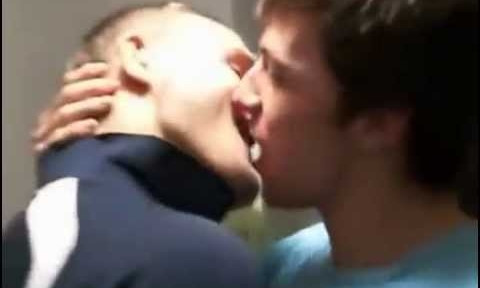 Запорожцы обсуждают поцелуй двух мужчин бомжеватой наружности