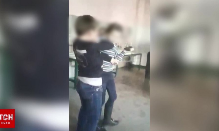 Школьники сняли на видео неадекватное поведение своего одноклассника