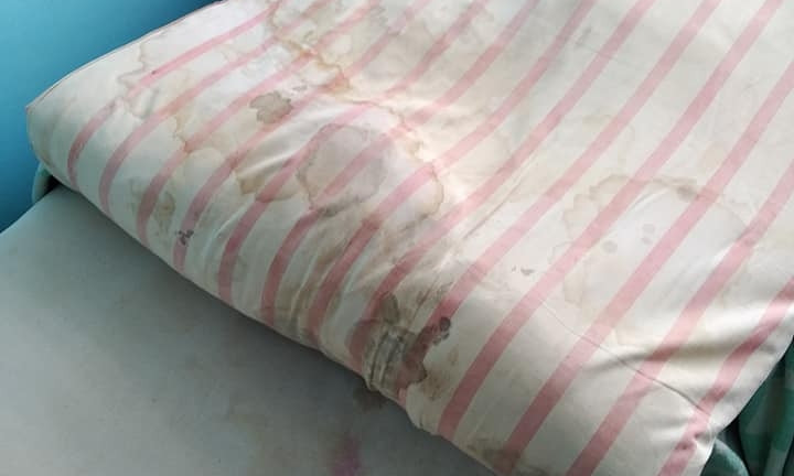 "Прикрываю лицо полотенцем во сне, боюсь, что в уши залезут": Пациентка рассказала об ужасах запорожской больницы (ФОТО)