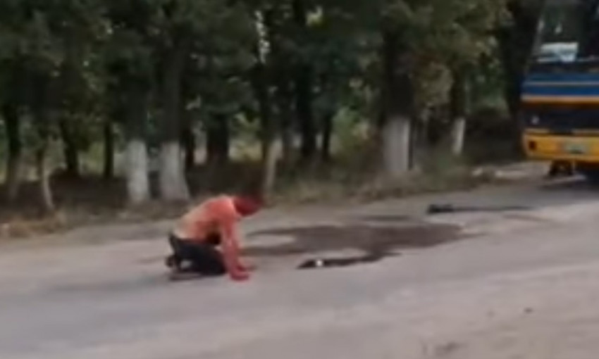 В Запорожской области неадекватный пассажир напал на водителя автобуса (ВИДЕО)
