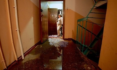 В Запорожье подъезд жилого дома затопило дождем