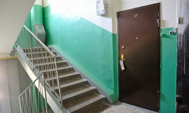 Школьница пряталась в подъезде, чтобы не идти в школу