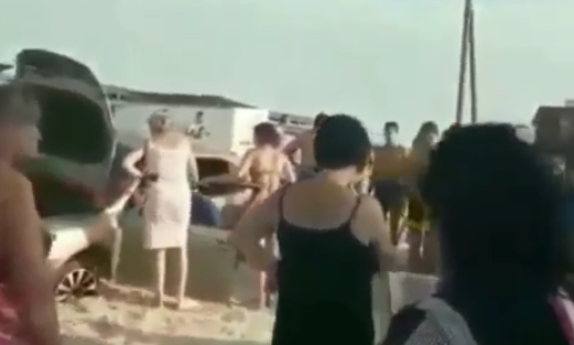 На запорожском курорте пьяная автоледи перевернулась, попав в аварию на пляже (ВИДЕО)