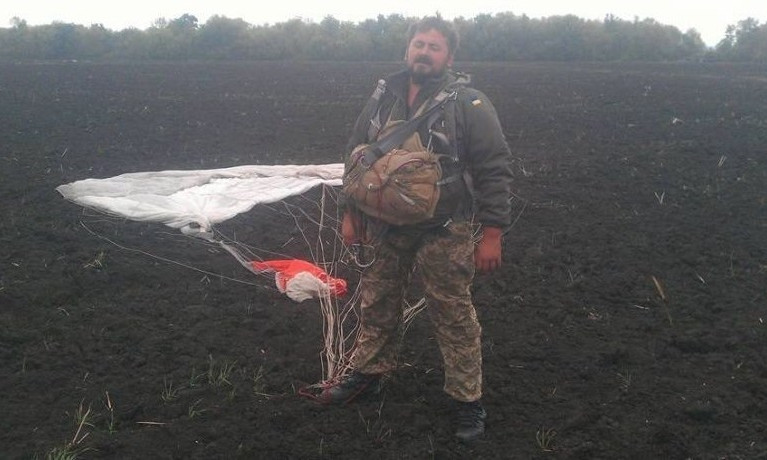 Запорожский депутат похвастался прыжком с парашютом