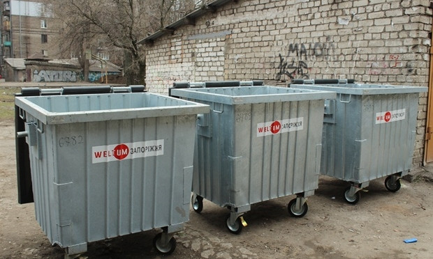 В Запорожье массово устанавливают новые мусорные контейнеры (ФОТО)