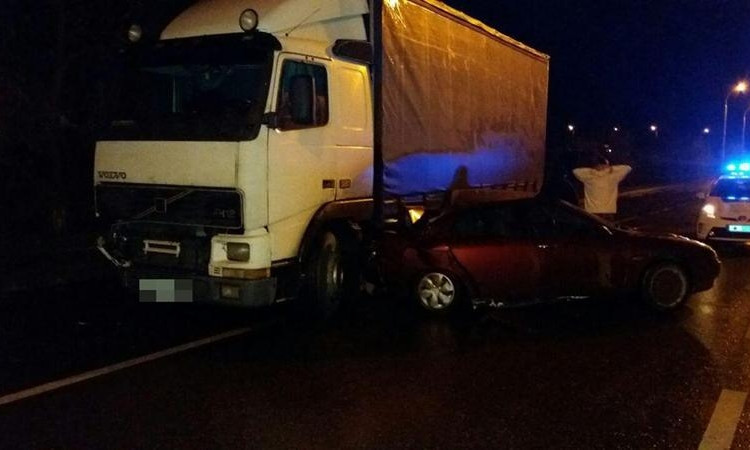 Ночью в Запорожье грузовик смял иномарку (ФОТО)