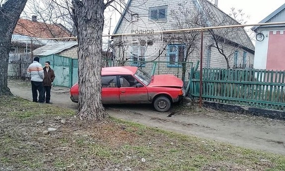 В Запорожской области автомобиль протаранил забор жилого дома (ФОТО)