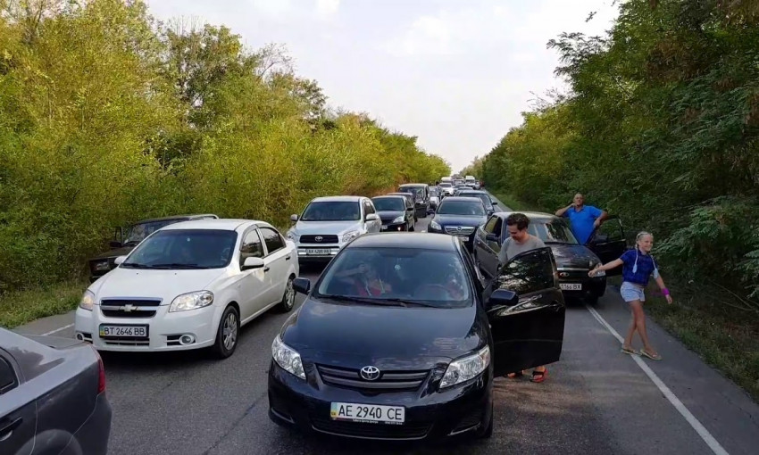 В сети появилось видео огромной пробки по дороге на Кирилловку