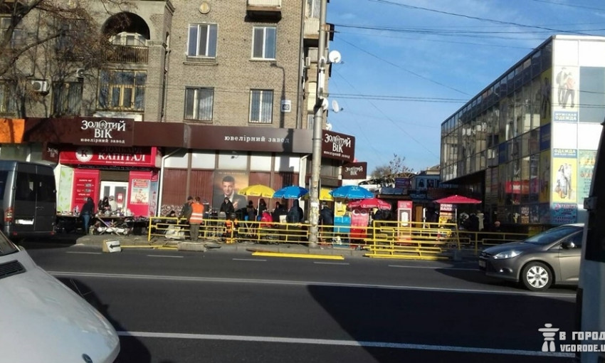 На Базарной устанавливают защитные ограждения вдоль тротуаров (ФОТО)
