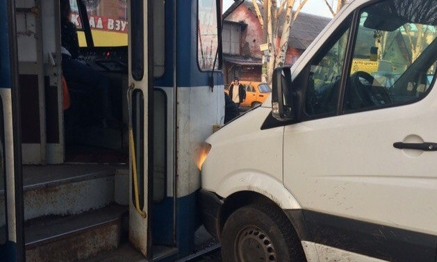 ДТП на Анголенко: Дорогу не поделили маршрутка и трамвай (ФОТО)