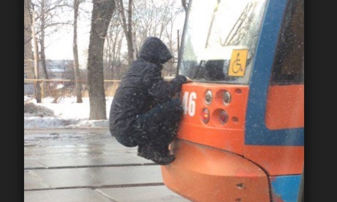 Курьезы: Запорожец катался на трамвае, зацепившись сзади (ВИДЕО)