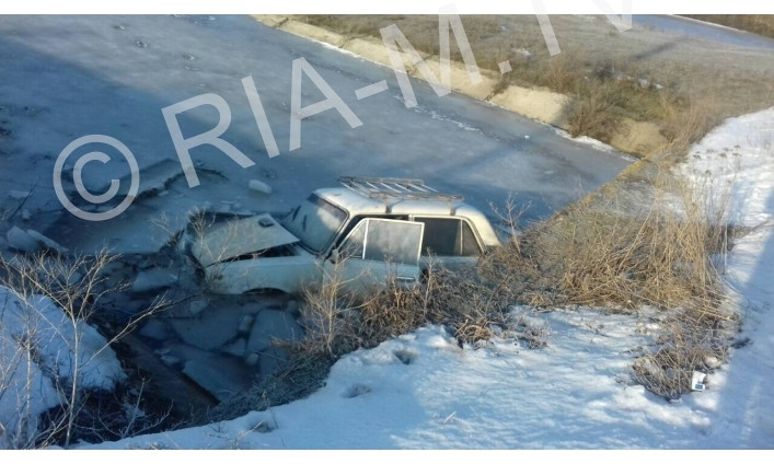 Фотофакт: Водитель утопил свой автомобиль в реке